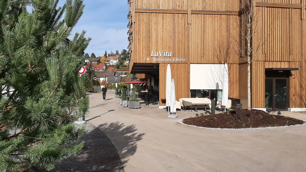 Aussenansicht eines Gebäudes mit Holzfassade.